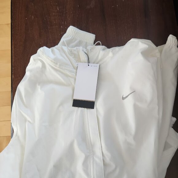 Nike (running coat) - Picture 2 of 3